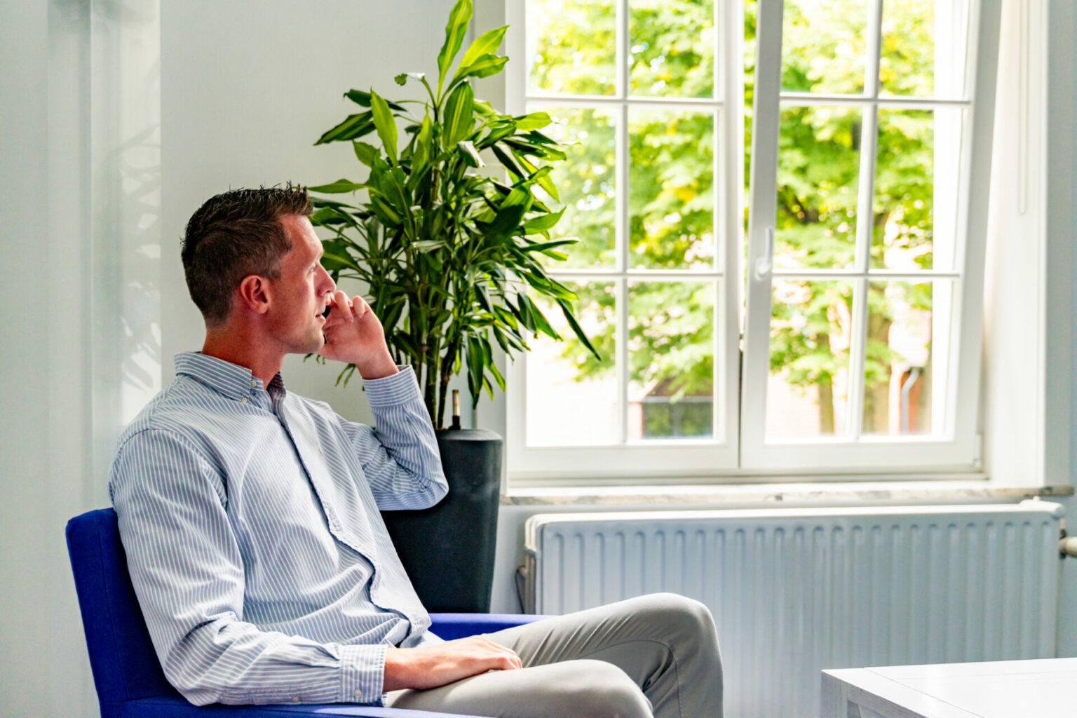 Een IT specialist van Legian bespreekt telefonisch een complexe IT-uitdaging. Onze specialisten bieden de juiste expertise en capaciteit.